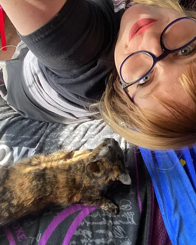 say hi to Roach!!!! 👋🐈‍⬛ 

#cat #selfie #tortiecats