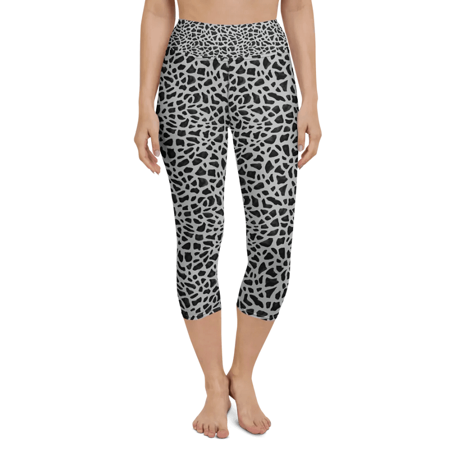 Giraffe Pattern Capri Leggings product image (4)
