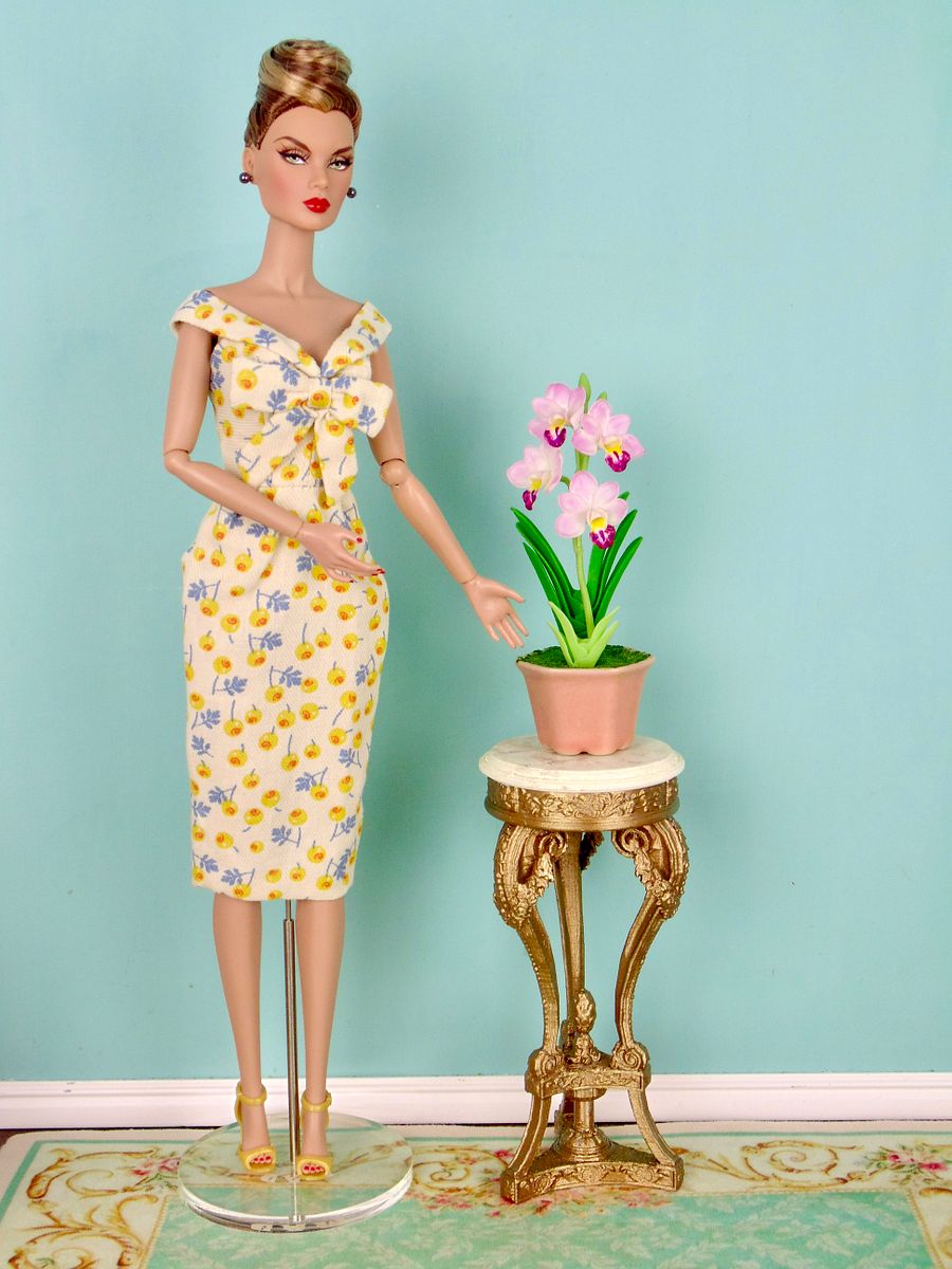 1:6 scale plant stand for 12” fashion dolls GOLD product image (1)
