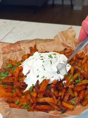 Oven Baked Bata Harra Fries 🔥🥔 What you’ll need: 🥔 Potatoes 🧄 Garlic 🧈 Vegan butter + olive oil 🍅 Tomato paste 🌶 Chili flakes, smoked paprika, onion powder 🌿 Fresh parsley 🥛 Vegan sour cream or yogurt Bake fries until crispy, make a rich garlic chili tomato sauce, toss everything together and finish with cool sour cream and fresh parsley for that perfect hot–cold contrast 😮‍💨 #fries #veggierecipes #snack #spicyfood #vegan                         