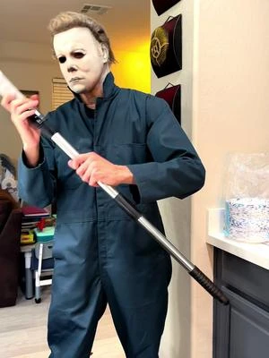 Michael uses the Dovety electric spin scrubber 🎃🧽 #horror #horrortok #thunderwolf #dovety #dovetyelectricspinscrubber #electricspinscrubber #michaelmyers #halloween #october #ghostface #cosplay #cosplayer #costume #september #trending #viral #explore #tiktok 