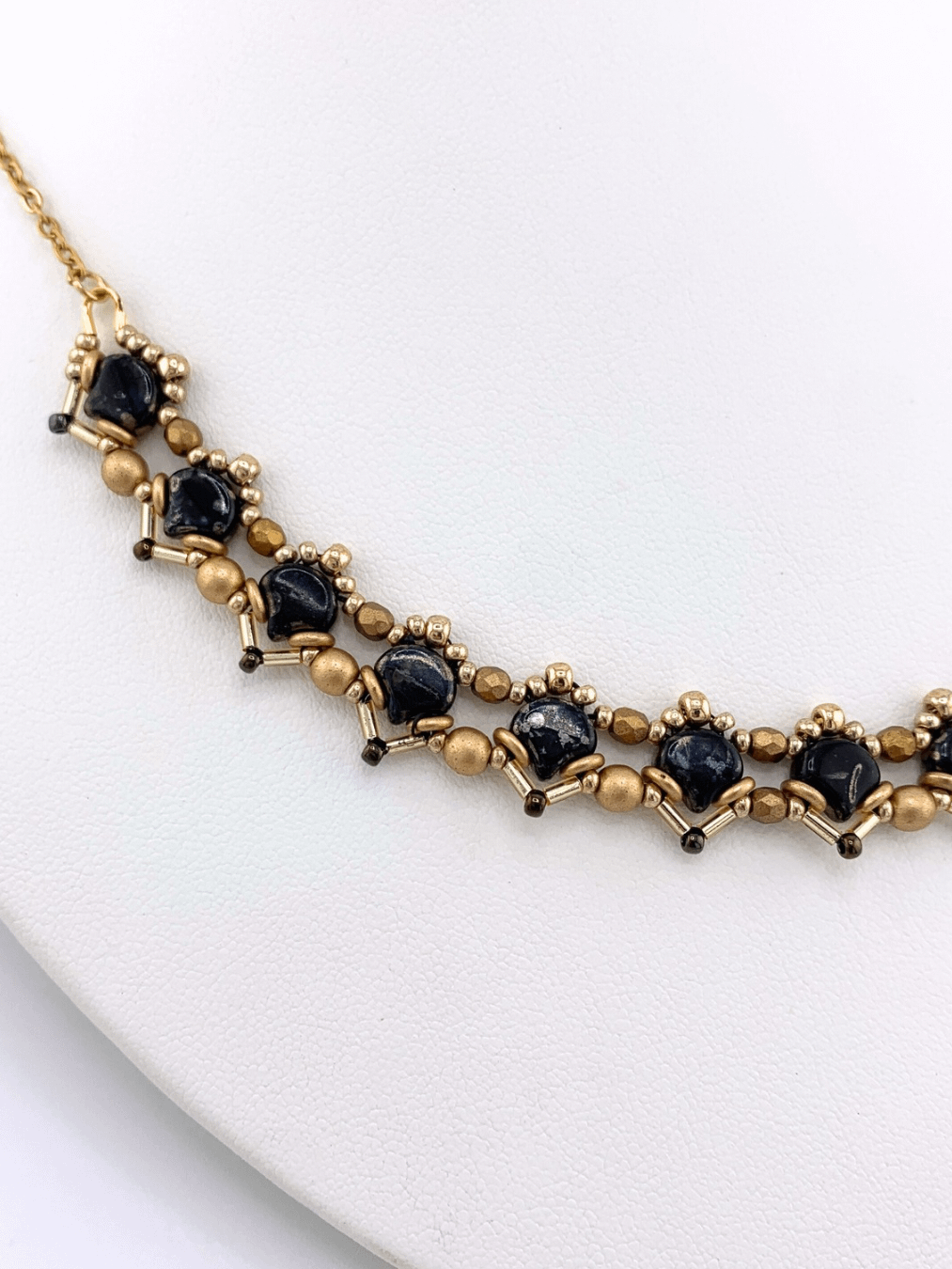 Queen’s Trellis Necklace - Gold, black product image (2)
