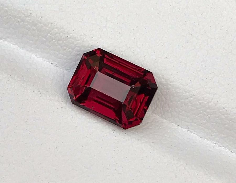 SRILANKAN GARNET DEEP RED COLOR LOOSE GEMSTONE EMERALD CUT, 3.75 CARAT product image (9)