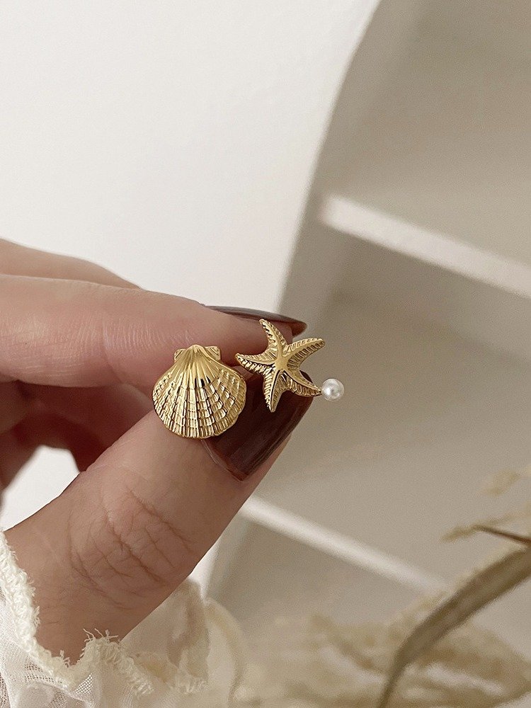 Shell & Starfish Mismatched Stud Earrings | 18K Gold Plated product image (4)