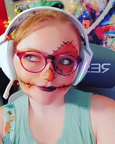 Live now in the Cupcakery! It's getting spooky over here Kick.

Vibin to our kpop music but make it fun and spooky. 

#spooky...