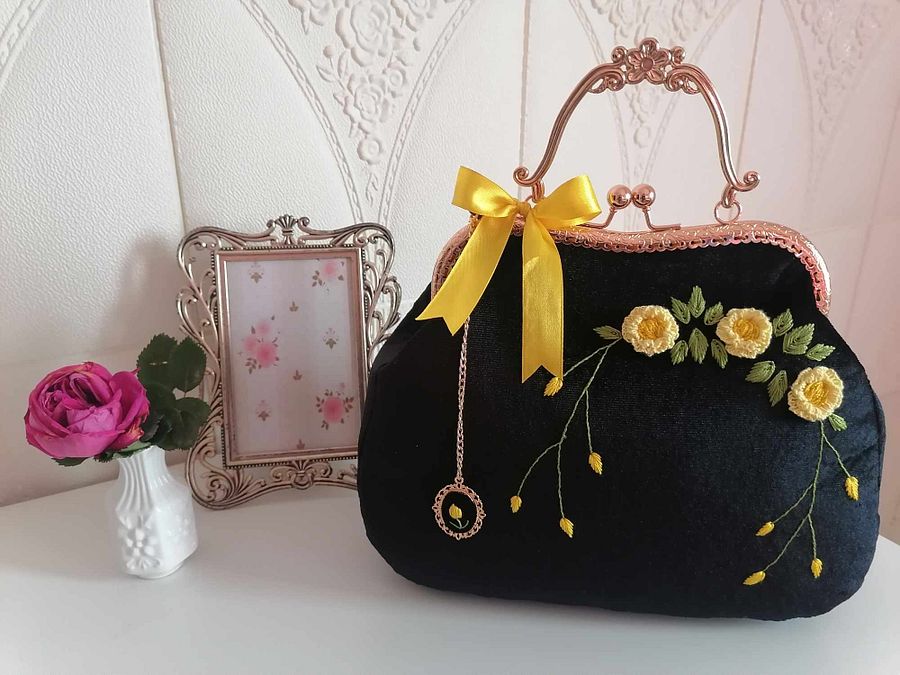 Velvet vintage handbag product image (4)