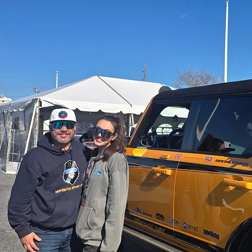 1 badass Brit, 1 badass Bronco, and 1 dork!
Had to get at least one shot with the celebrity of @broncobeachbash 🤣🤣

#broncobe...