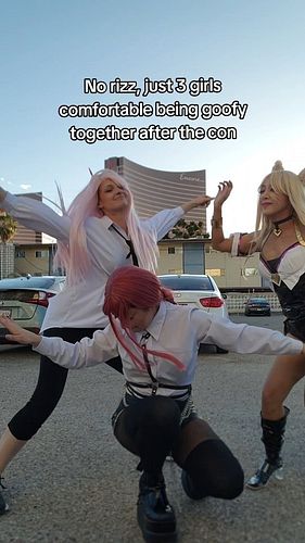 Girls being girls 💙
@szrflw @8bitpink 
#cosplay #cosplaygirls #power #chainsawman #makima #powercosplay #makimacosplay