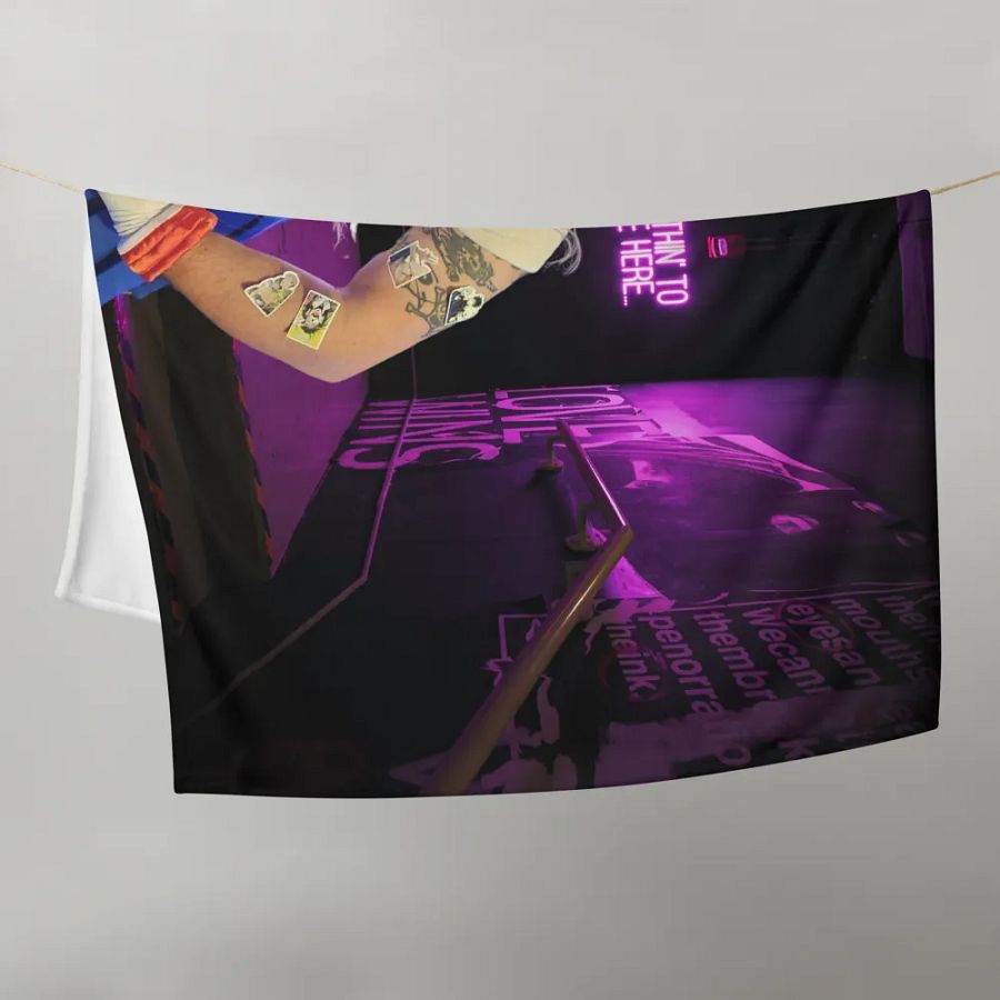 nothing to see here blanket product image (10)