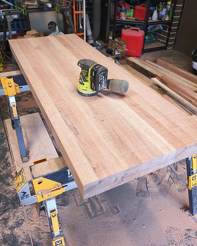 New pallet workbench is slowly coming along. Top is together, legs and frame milled. Now to finish the top and start the join...