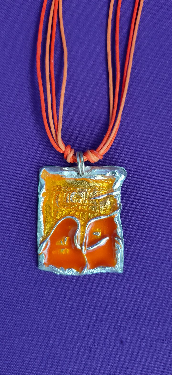 Colar Abstrato Minimalista, Placa Esmaltada, anos 90, colar único e atemporal, fio em cabedal, acessório de moda, estética retro product image (1)