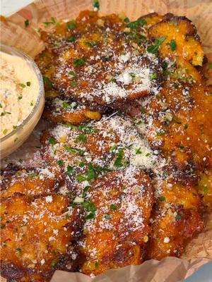 Crispy smashed potatoes 🥔🔥 What you’ll need: 🥔 Baby potatoes 🧈 Vegan butter 🧄 Garlic 🌶️ Chili flakes 🧀 Vegan parmesan 🌿 Parsley Boil, smash, bake till golden and crisp, then toss with garlic-chili butter and finish with parmesan. Ultra crispy outside, fluffy inside, insanely addictive 🤤🙌 𝐅𝐔𝐋𝐋 𝐑𝐄𝐂𝐈𝐏𝐄 𝐎𝐍 𝐌𝐘 𝐁𝐋𝐎𝐆 𝐃𝐫𝐯𝐞𝐠𝐚𝐧𝐛𝐥𝐨𝐠 𝐝𝐨𝐭 𝐜𝐨𝐦 (𝐋𝐈𝐍𝐊 𝐈𝐍 𝐌𝐘 𝐁𝐈𝐎)   ⠀ #potatoes#veganierecipes #smashedpotatoes #potatorecipes #vegan                          