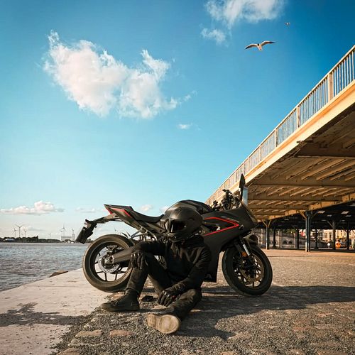 More days like these plox. Thank you.

#chazyafterdark #crowcircle #ridefree #motorcycle #urbanphotography #cbr650r #hondacbr...