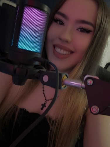 @everyone 18+ Happy Monday! come hangout and let’s play some games! https://www.twitch.tv/emrose_21