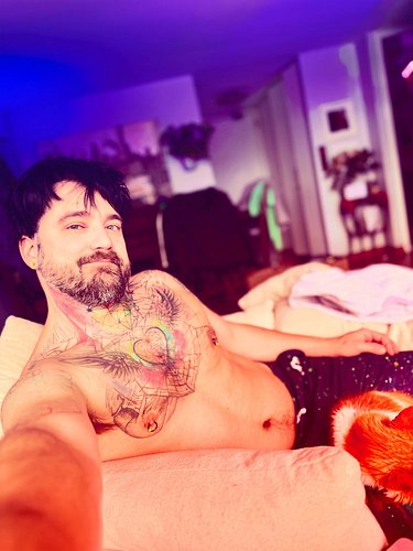 I’ve been enjoying some time off from streaming this week. Getting lots of cuddles with Thomas 🐈 🩷

But I’m back briefly toni...