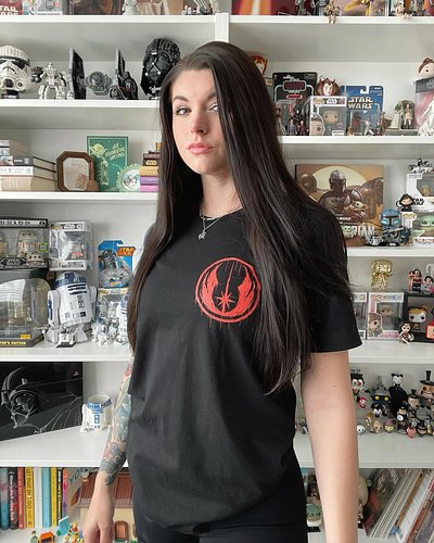The Chosen One / Anakin Skywalker 🔥

Shirts are available now on the site.

📸: @har_har_binks__