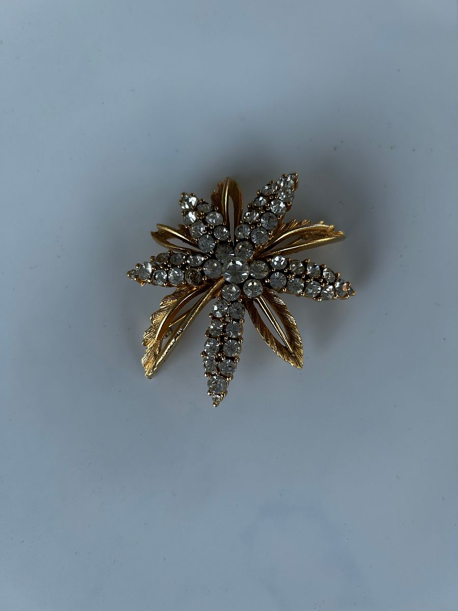 Vintage Gold Tone Rhinestones Leaves Large Brooch product image (3)