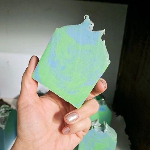 I could add a new soap to the shop, but um, hello? Why has this gorgeous soap languished on my shelves? 

It smells so amazin...