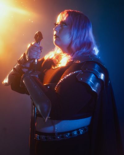 Just your favorite lady knight here to swear her allegiance to the local queen.

📸: @oliviarosephoto 
.
.
.
#ladyknight #quee...