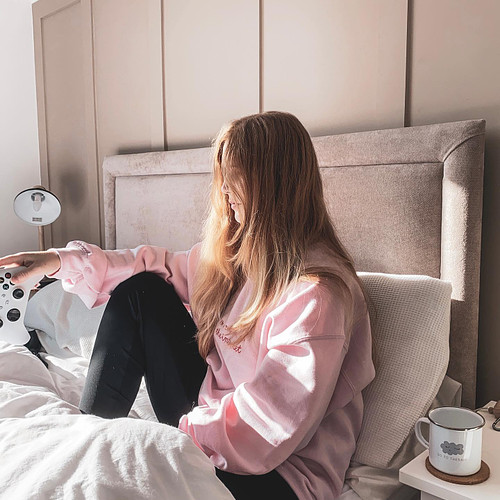 Does anyone else just love a bed day, wrapped up in a comfy sweater with a cuppa? ☕️
Going to curl up and get stuck into Star...
