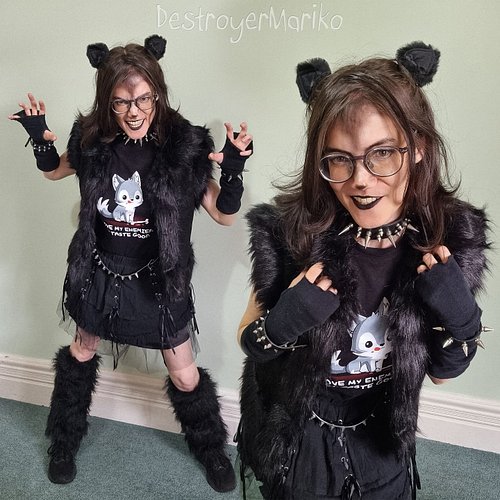 Dressed up as a werewolf for Triton's first Halloween!

Vest: @killstar
Shirt: @teeturtle
Skirt: @drughoney_official
Leg warm...