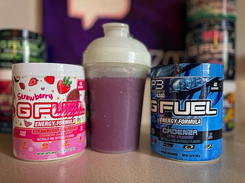 Today we’re drinking some #GFuel Cadenza x Strawberry GF!!

The strawberry flavors @gfuelenergy makes is amazing!!!

Use code...