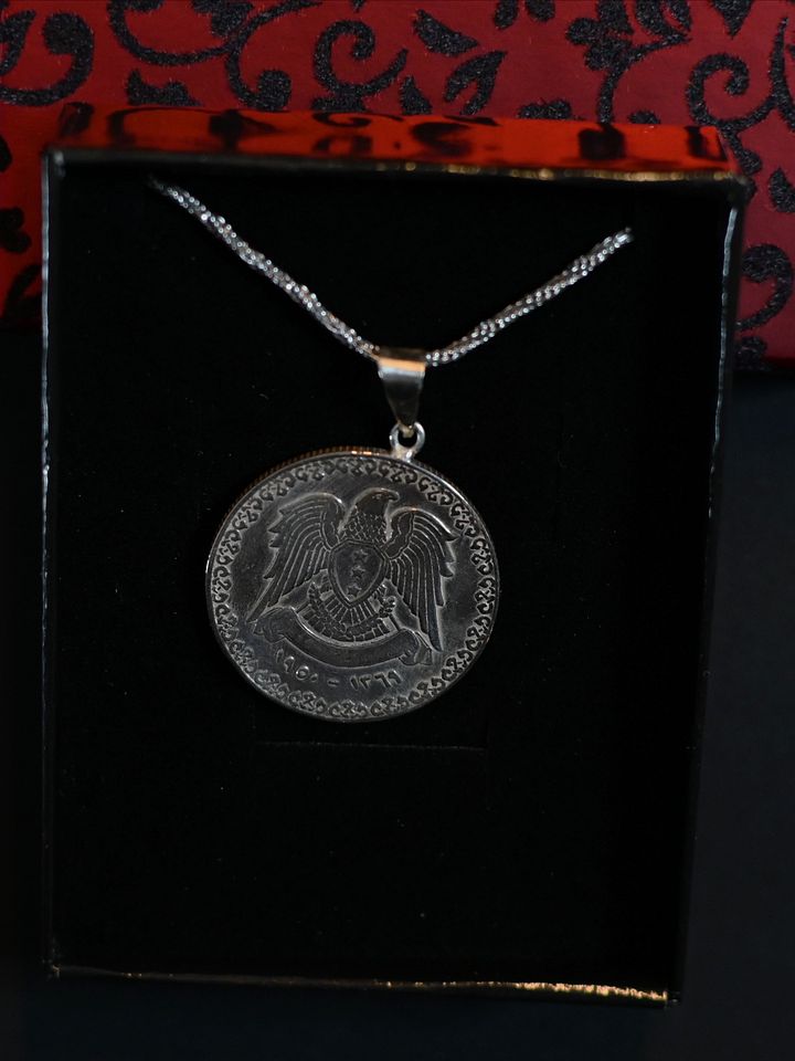 قلادة علم الثورة - ليرة من الفضة 1950 product image (2)