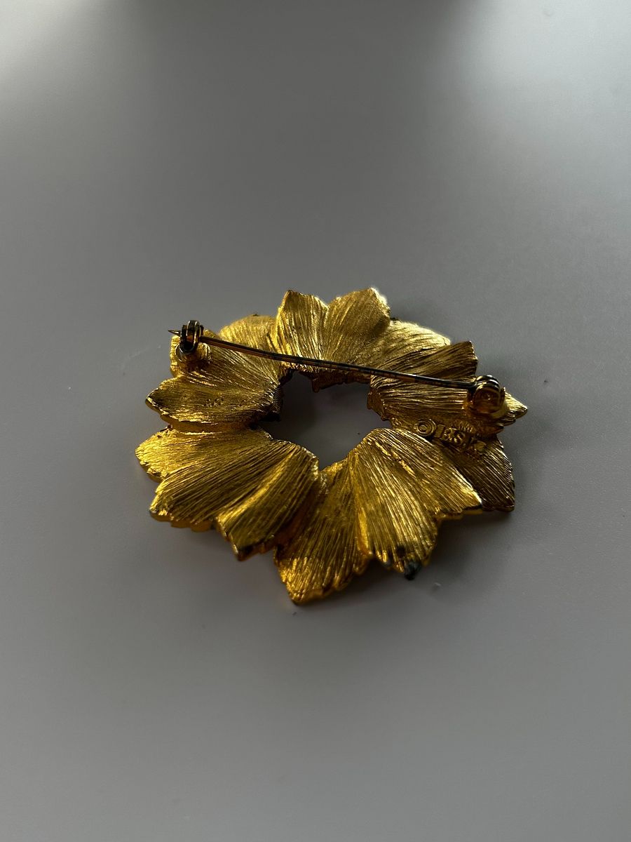 Vintage BSK Gold Tone Leaf Wreath AB Red Rhinestones Brooch product image (4)