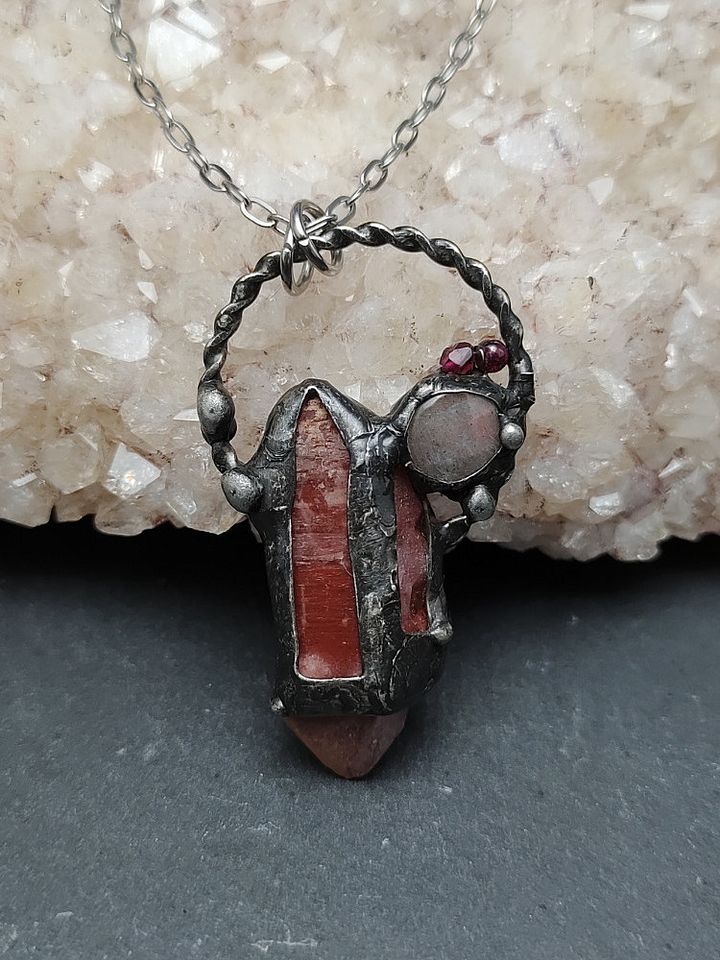 Sorcery Talisman - Red Sanctum Crystal product image (1)