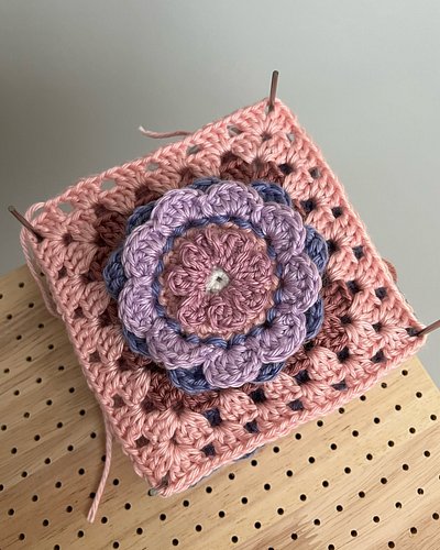 I really enjoyed making this pretty floral square yesterday 😍now I’m imagining a whole blanket made with flower squares in al...