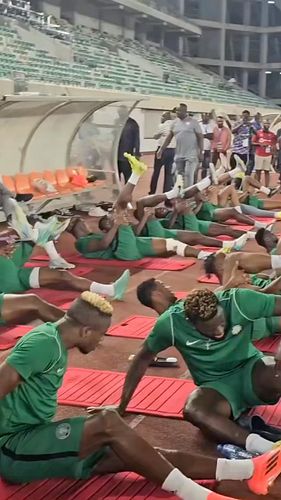 Victor Boniface showing Osimhen his injury scars 😬

#reels #supereagles #victorboniface #victorosimhen #osimhen #nigeriavsrwanda