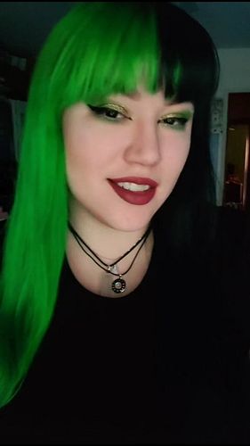 Throwback to one of my favorite (and frustrating) hair colors ever 💚🖤💚🖤

#pixelxkitten #confidence