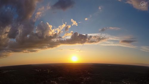 I couldn't pick just one so here are three sunset shots viewed from 380' AGL this evening ☀️😎👍
.
.
.
.
.
.
.
.
.
.
#dronephot...