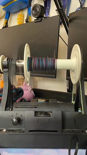 Enjoy some simple spinning on the @dreaming_robots EEW 6.0 😍 this was when I was making some yarn for @sambartleydesigns! #ya...