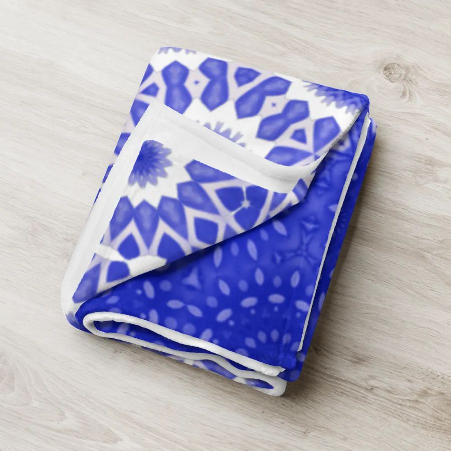 Blue & White Daisy Seamless Patterned Throw Blanket product image (9)