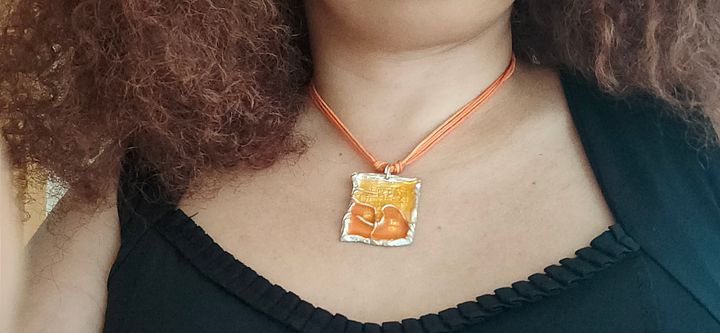 Colar Abstrato Minimalista, Placa Esmaltada, anos 90, colar único e atemporal, fio em cabedal, acessório de moda, estética retro product image (2)