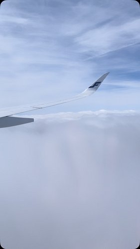 Cloud-surfing into the land of the rising sun at @haneda.airport_official ☁️🇯🇵 
There’s nothing quite like watching the @feel...