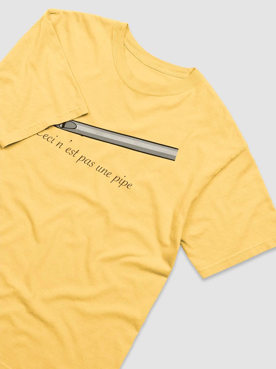 Ceci pas une pipe comfy tee product image (8)