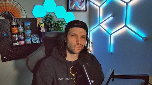 Take your setup from 😕 to 🤩! Huge shout out to @govee_nordic for hooking it up with their floor lamp and galaxy projector. 

...