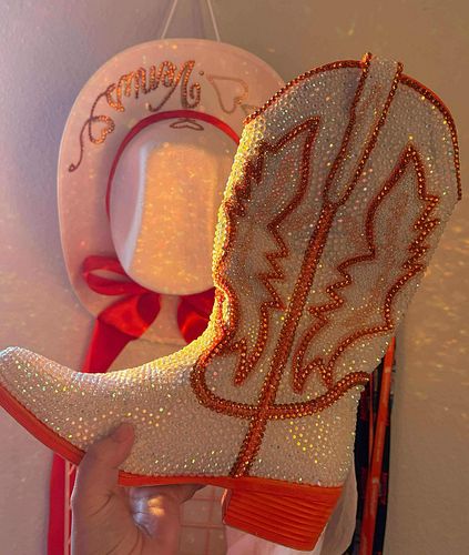 🧡☀️Golden Hour☀️🧡
❣️
❣️
❣️ 
#shoujopose #cowboysailormoon #sailorvenus #texascosplayer #rhinestones #juno #yeehaw #instagood ...