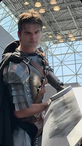 Didn't think walking around with a HUGE sword is intimidating, but @diamondiscrash showed @animenyc how it really feels to be...
