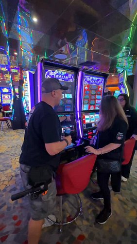 Behind the scenes on Double Top Dollar @casinodaniabeach with @johnnyslotsfl 
.
#slots #casino #topdollar