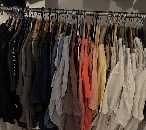 Maybe I’m a bit OCD, this is normal to colour code your t-shirts right? 😂🙈