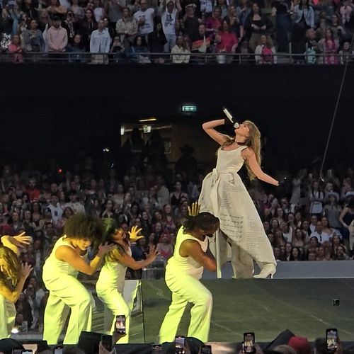 Taylor Swift • Dublin, June 28th 2024

I don't start shit, but I can tell you how it ends.

•
•
•
#taylorswift #theerastour #...
