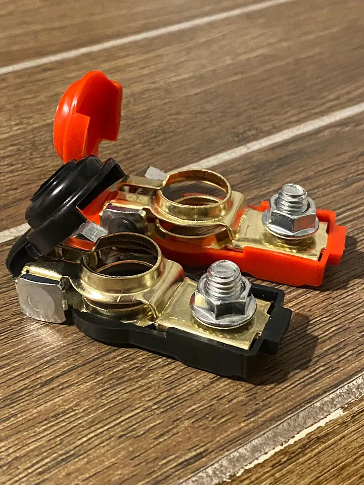 Battery terminals product image (1)