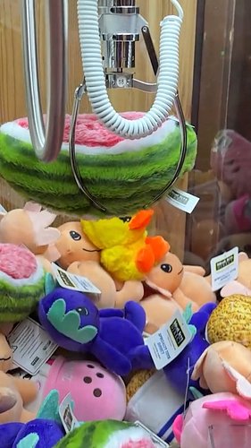 Watermelon plush claw machine win!
.
.
.
.
.
#clawmachine #plush #arcade