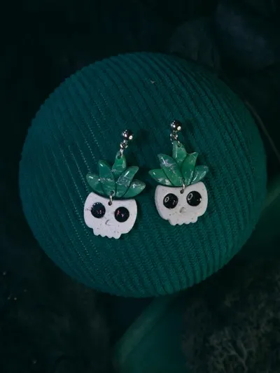 Variegated Skull Planter Dangles product image (2)