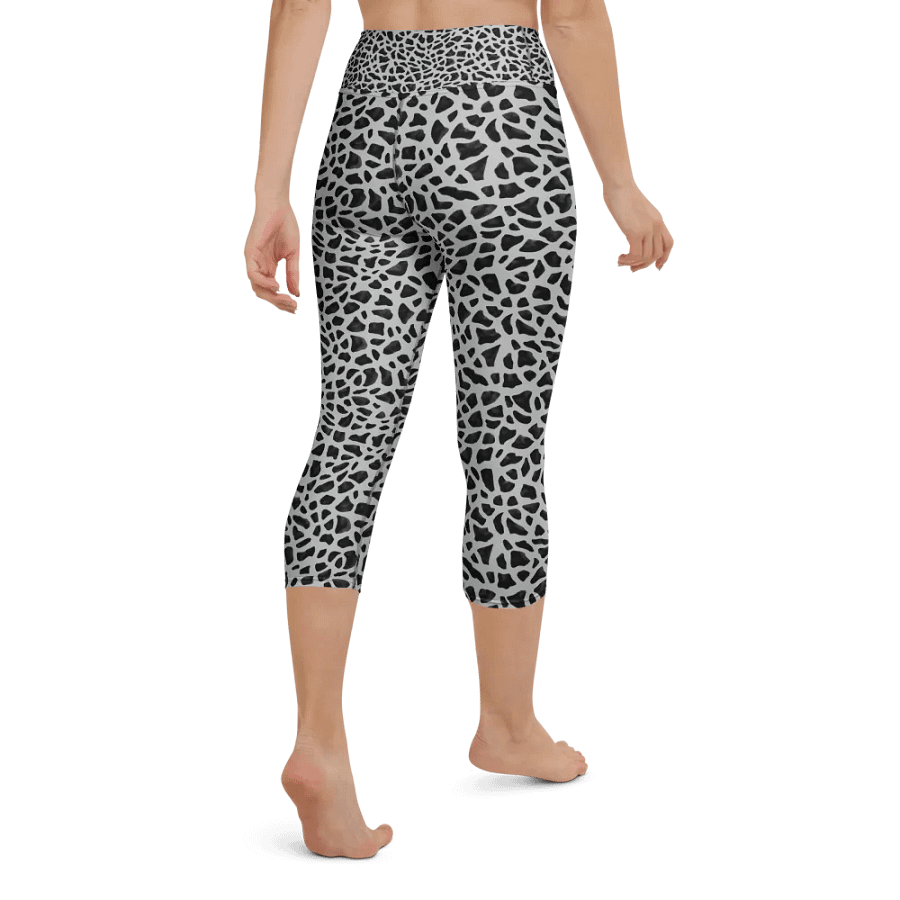 Giraffe Pattern Capri Leggings product image (3)