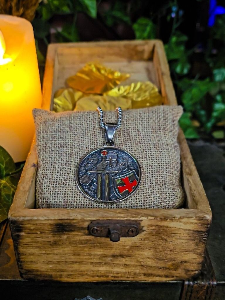 The Armored Kingdom Seal of the Crusader Necklace product image (4)