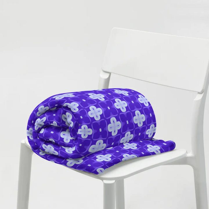 Purple & White Seamless Patterned Throw Blanket product image (1)